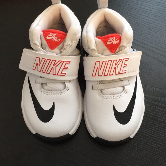 Kids Nike Basketball Running Shoes NWT - Picture 2 of 7